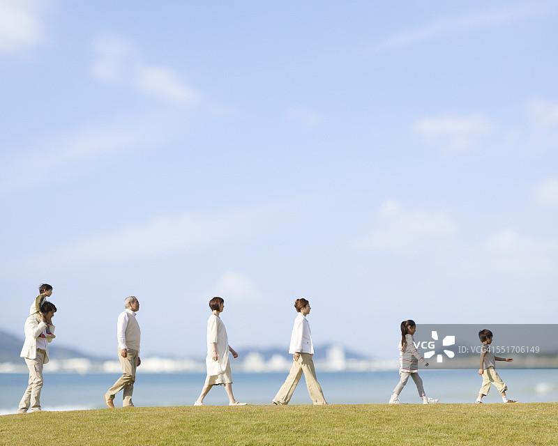 排队行走的家庭图片素材