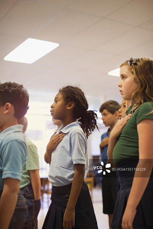 儿童在学校朗读图片素材