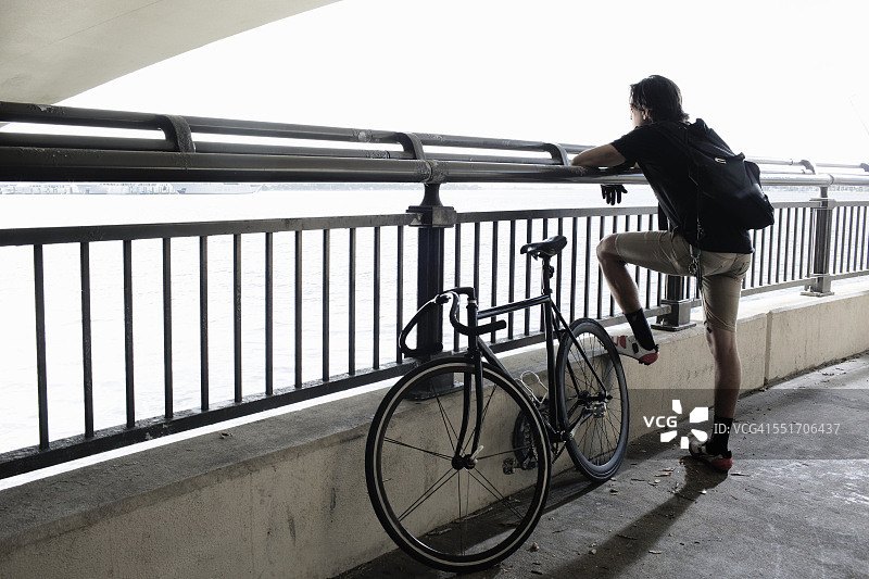 自行车信使休息中图片素材