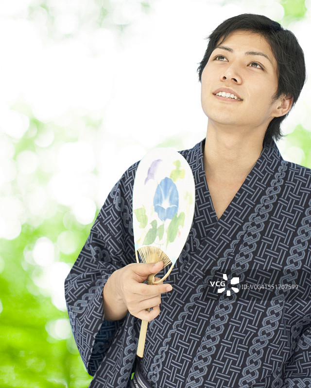 拿着扇子的男人图片素材