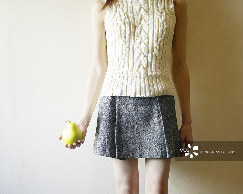 女人拿着苹果图片素材