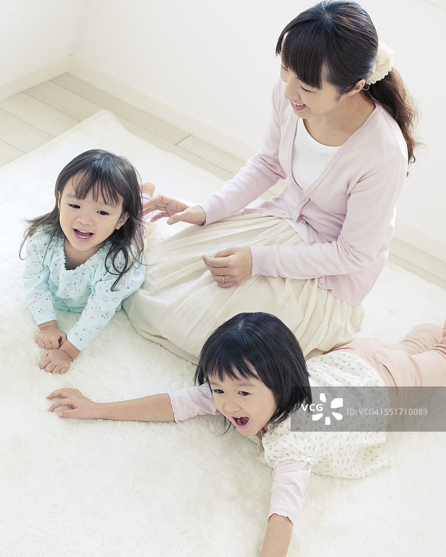 和孩子们玩耍的母亲图片素材