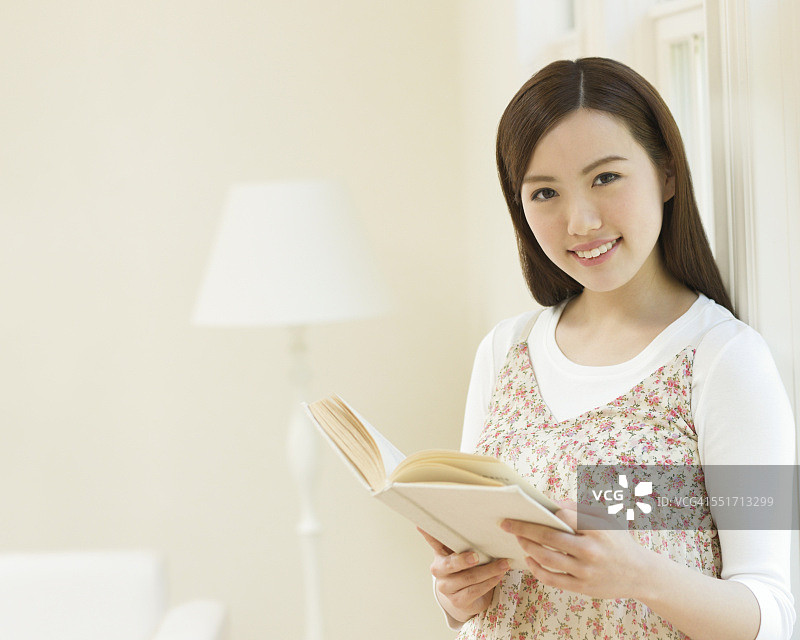 女人手拿书本图片素材