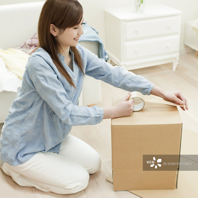 打包纸箱的女人图片素材