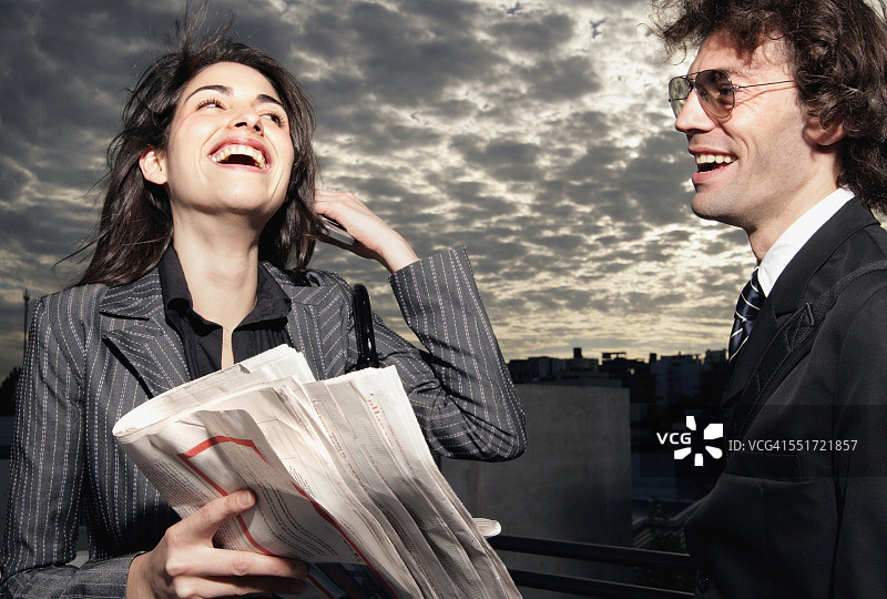 手持报纸的商务人士图片素材