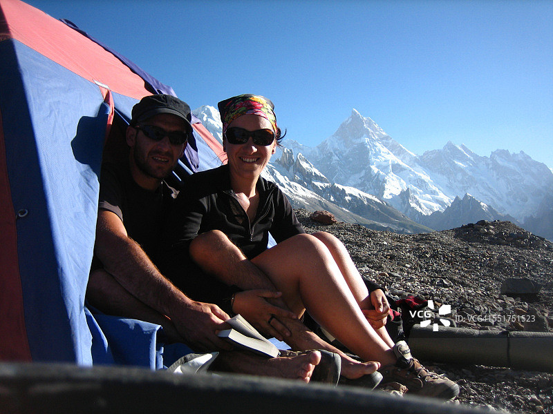 在巴尔托洛冰川戈罗营地的徒步旅行者图片素材