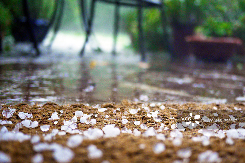 冰雹过后图片素材