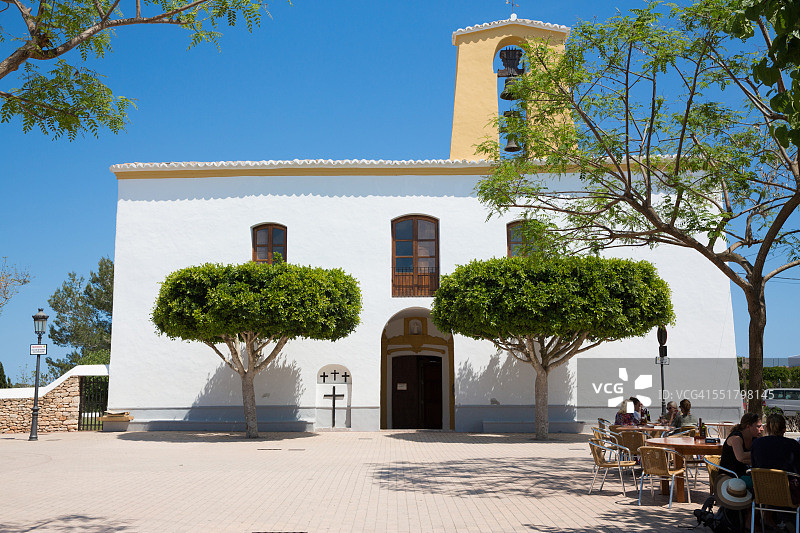 西班牙伊维萨岛圣格特鲁迪斯·德弗鲁特拉的粉刷教堂图片素材