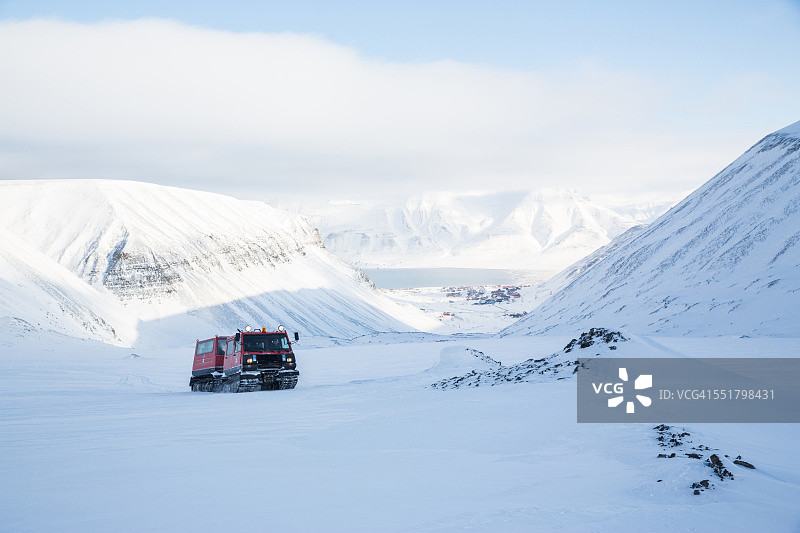 挪威斯瓦尔巴特群岛的雪地车景观图片素材