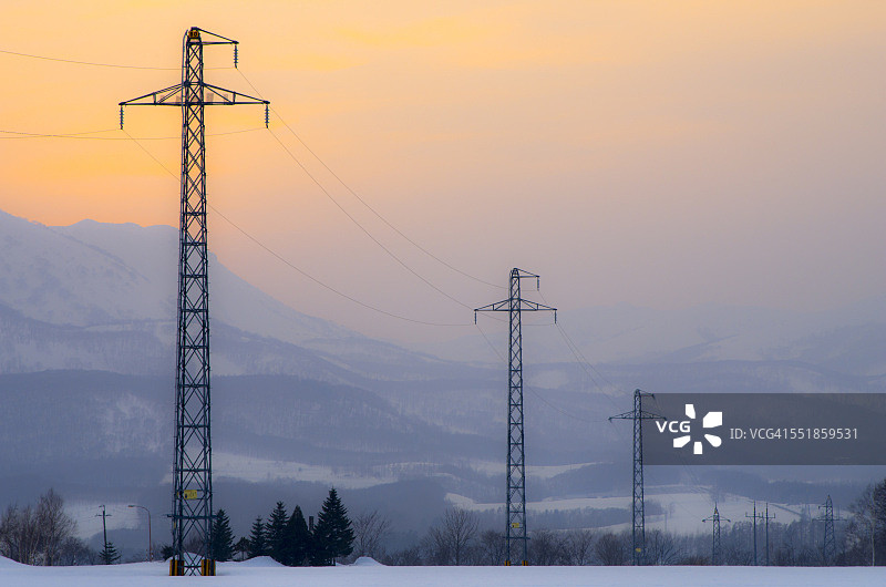 日本黄昏时的电力传输线图片素材