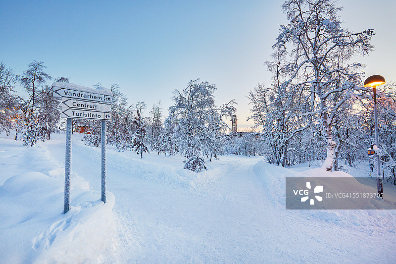 基律纳市中心被白雪覆盖的公园图片素材