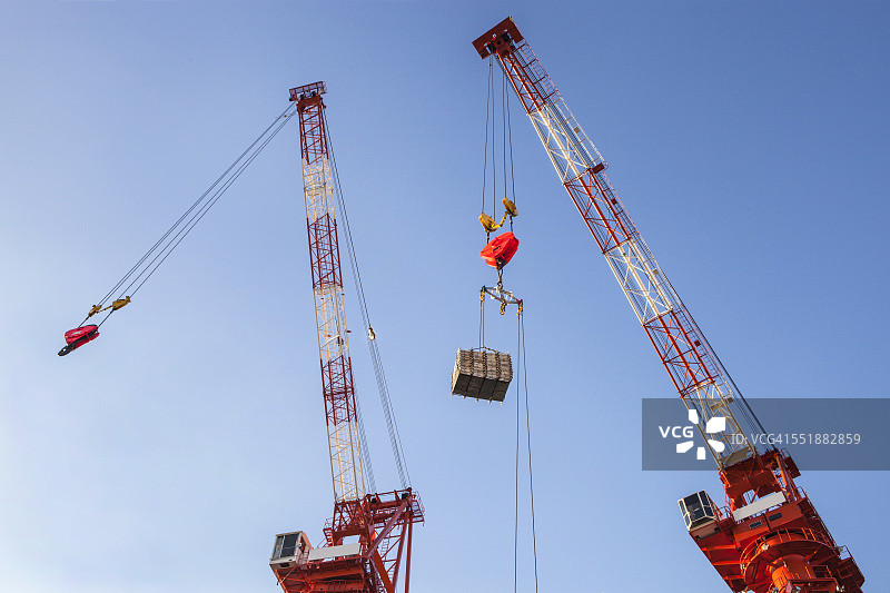 带滑轮挂钩和负载的起重机图片素材