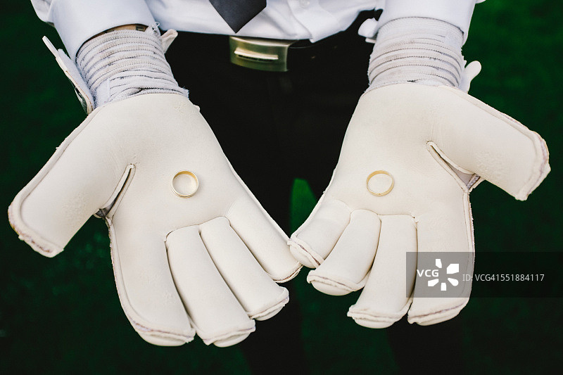 守门员手套拿着结婚戒指图片素材