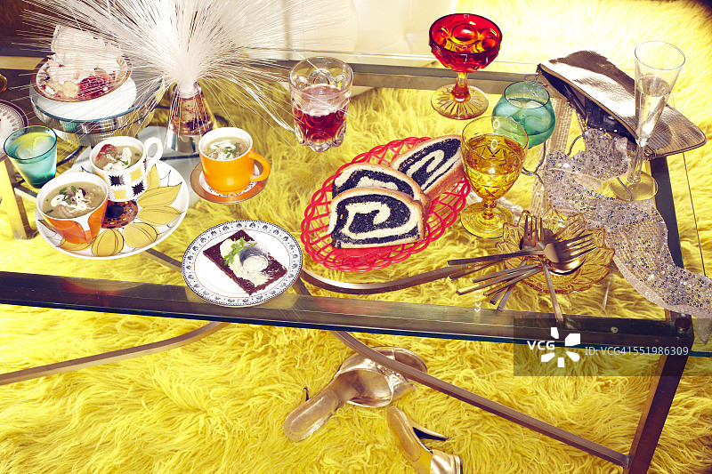 复古风格咖啡桌与光纤灯图片素材