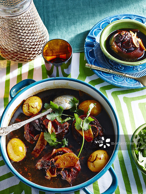 鸡蛋肉类砂锅与中国黑醋图片素材