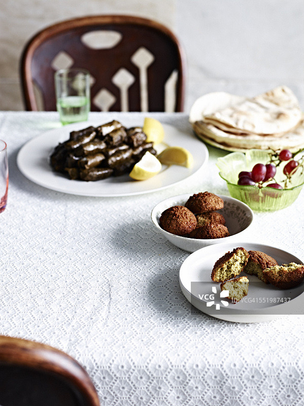 静物：大饼、葡萄叶和葡萄图片素材