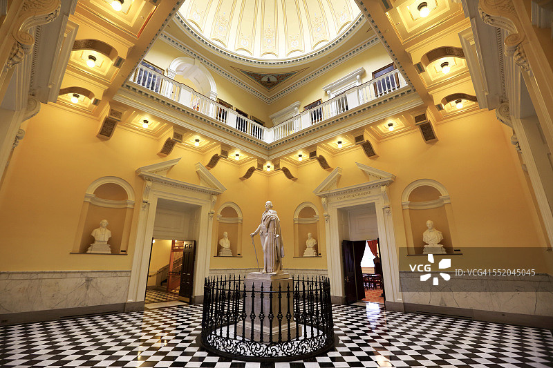 弗吉尼亚州议会大厦内的华盛顿雕像图片素材