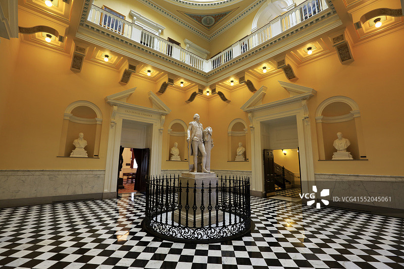 弗吉尼亚州议会大厦内的华盛顿雕像图片素材