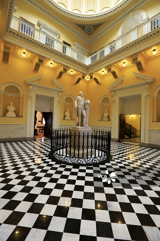 弗吉尼亚州议会大厦内的华盛顿雕像图片素材