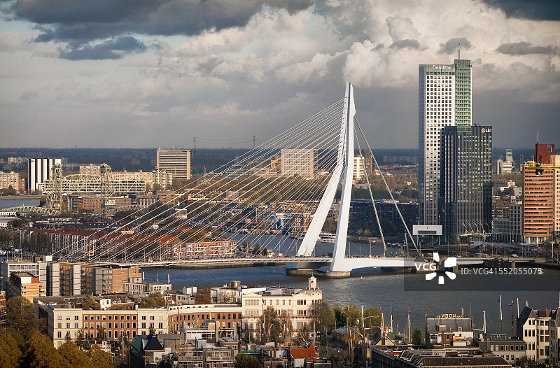 从上方俯瞰鹿特丹和伊拉斯谟大桥图片素材