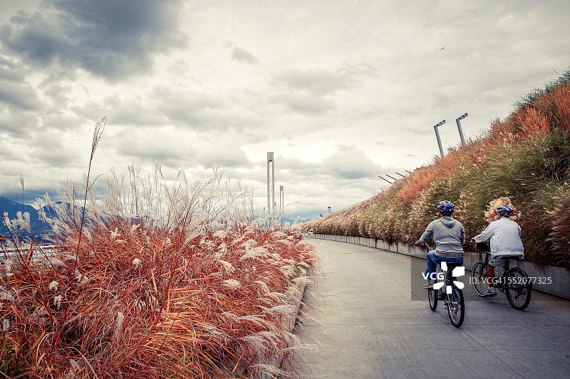 秋季骑行图片素材