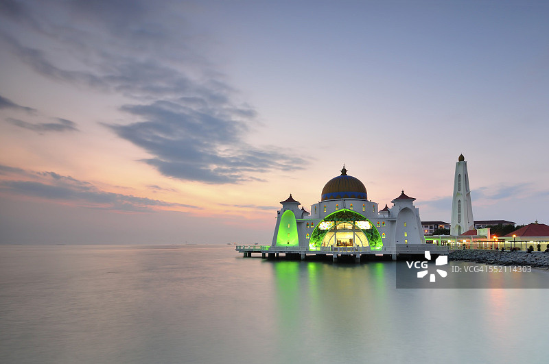 马六甲海峡清真寺日落景观图片素材