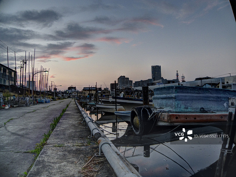 拂晓时的船桥渔港图片素材