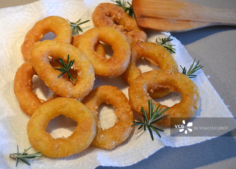 盘中的炸鱿鱼圈图片素材