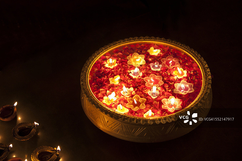 带有漂浮油灯的瓮图片素材