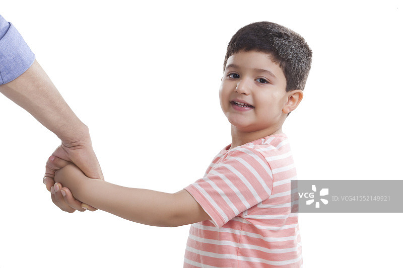 牵着父亲的手的可爱男孩肖像，白色背景图片素材