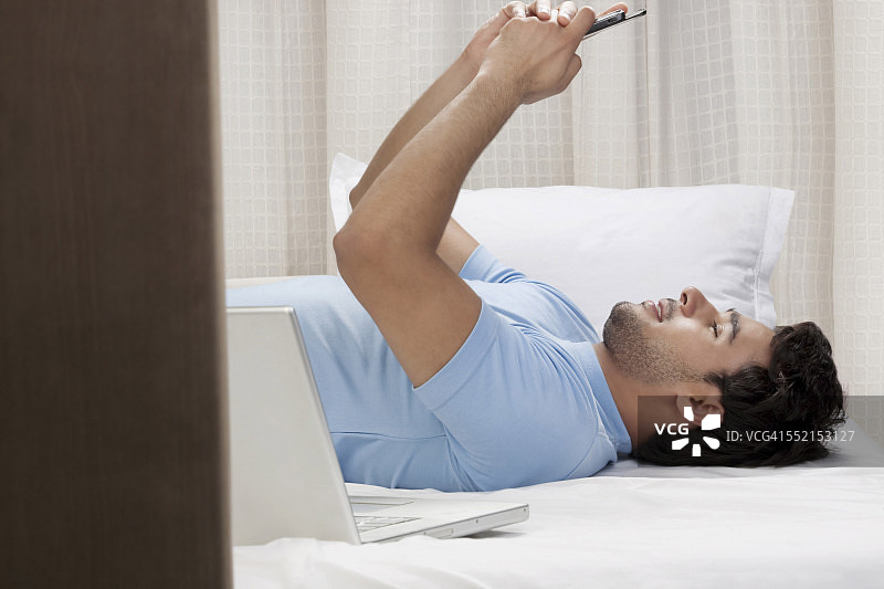 手持手机的男人图片素材