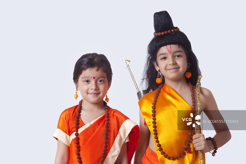 装扮成罗摩和西塔的微笑儿童肖像图片素材