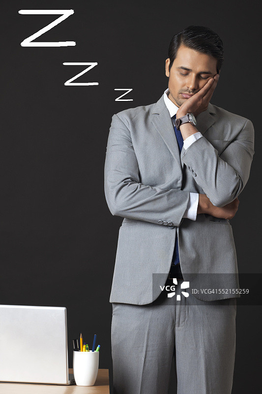 在办公室睡觉的年轻商人数字图像图片素材
