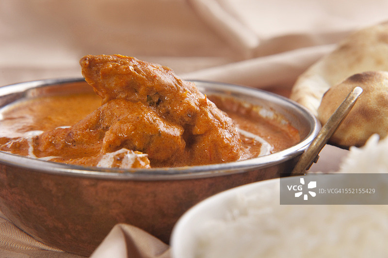 容器盛装的黄油鸡图片素材