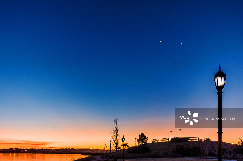 潘帕斯草原之月图片素材