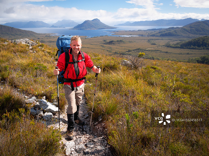 男子徒步旅行于塔斯马尼亚西南部安妮山荒野图片素材