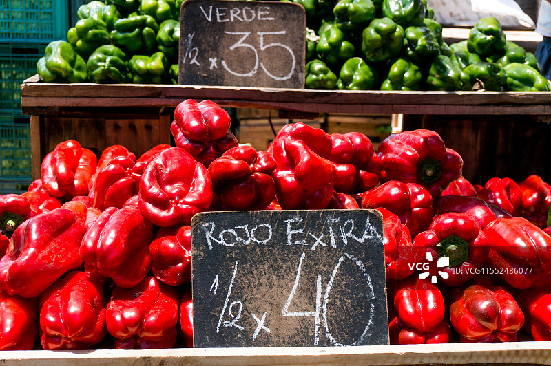 街头蔬菜店里的辣椒，皮里亚波利斯图片素材