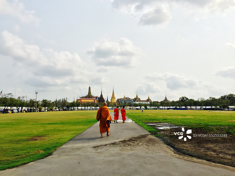 Sanam Luang公园里的佛教僧侣图片素材