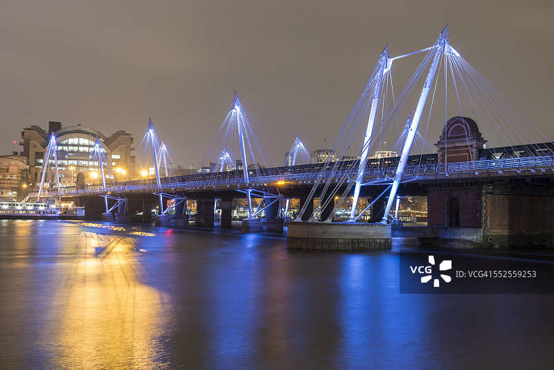 夜幕下的金禧桥和亨格福德桥图片素材