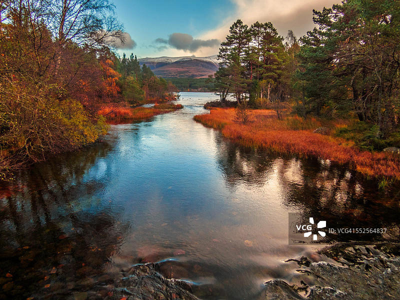 日落时分宁静的洛赫莫利希湖图片素材