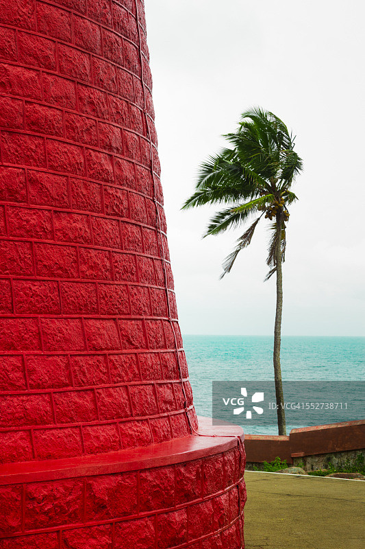 喀拉拉邦的灯塔、树木和大海图片素材