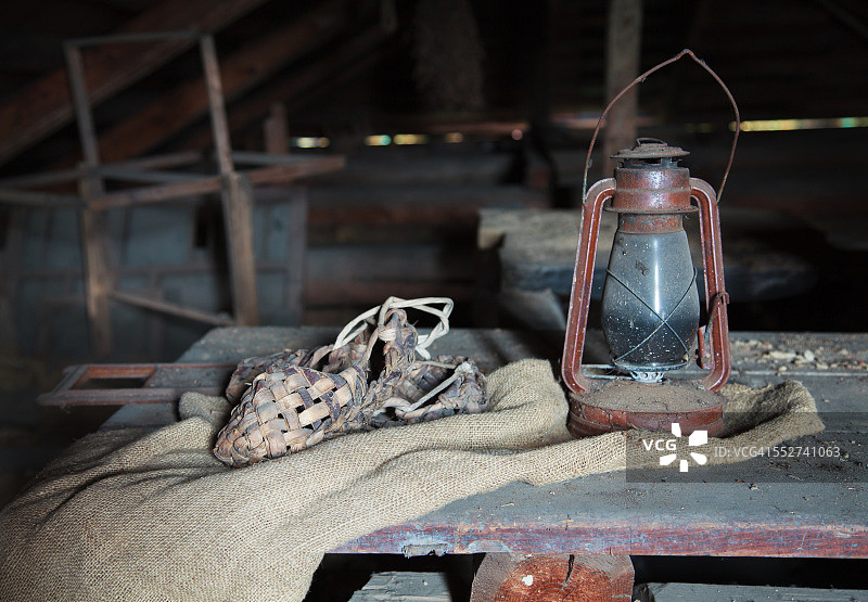旧草鞋和煤油灯图片素材