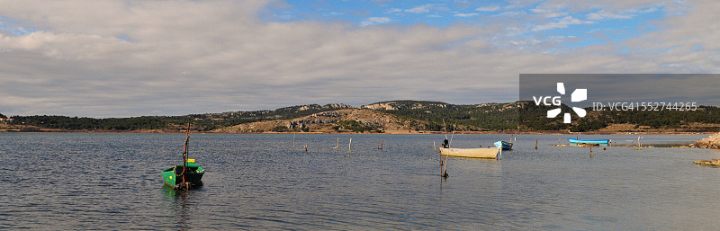 格鲁伊桑池塘上的小船图片素材