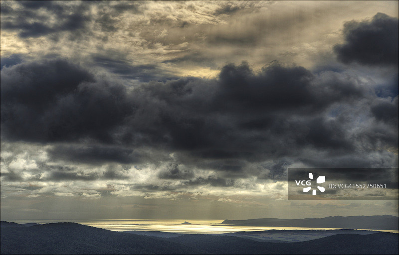 暴风雨后的鲈鱼光线图片素材