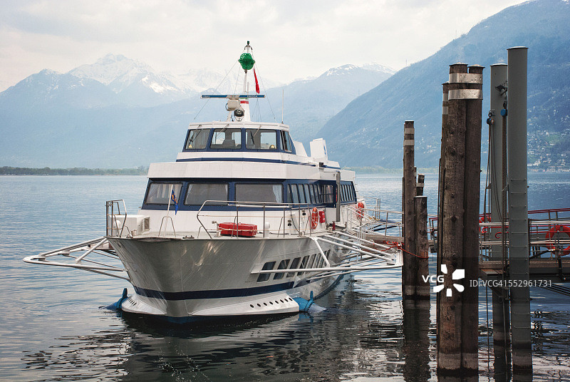 马焦雷湖上的客轮图片素材