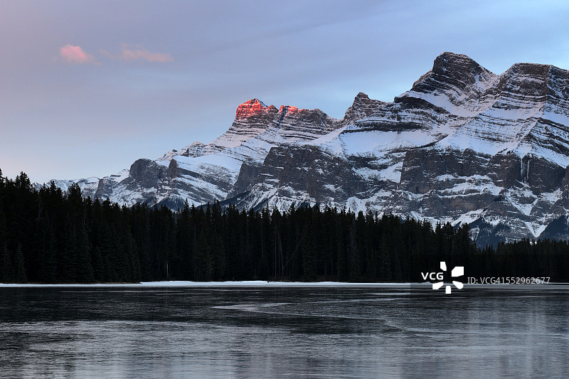 伦德尔山的第一缕曙光图片素材