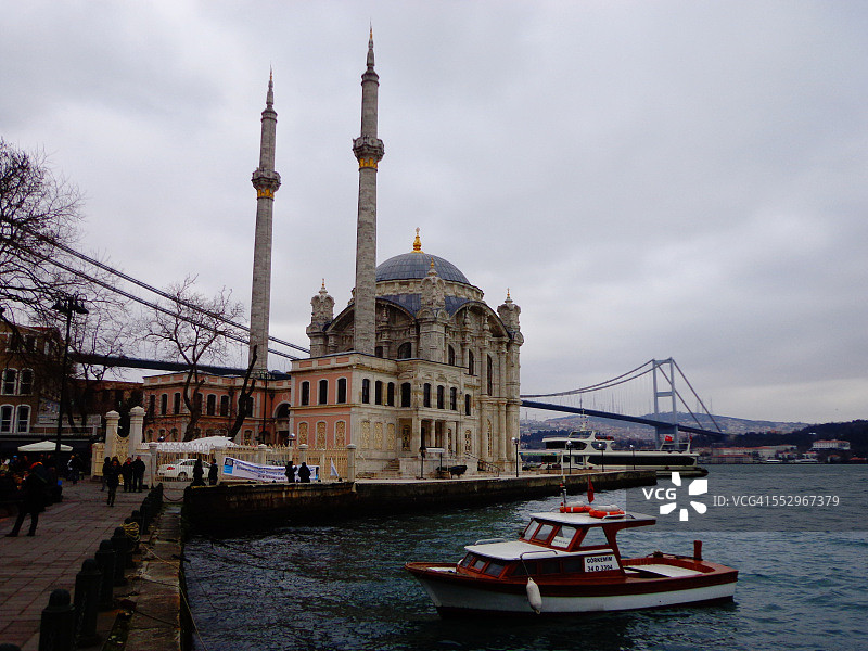 伊斯坦布尔博斯普鲁斯海峡的大梅迪耶清真寺图片素材