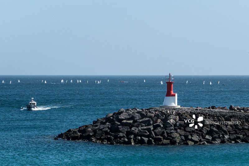 兰萨罗特岛布兰卡海滩港口的码头灯塔图片素材