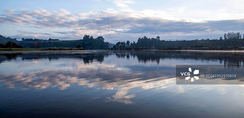 卡拉皮罗湖倒影图片素材