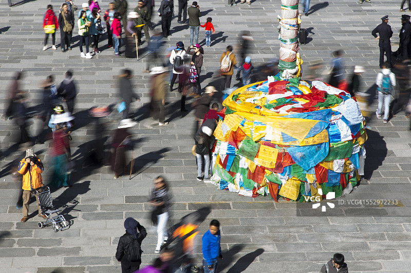 经过八廓街的藏族群众图片素材